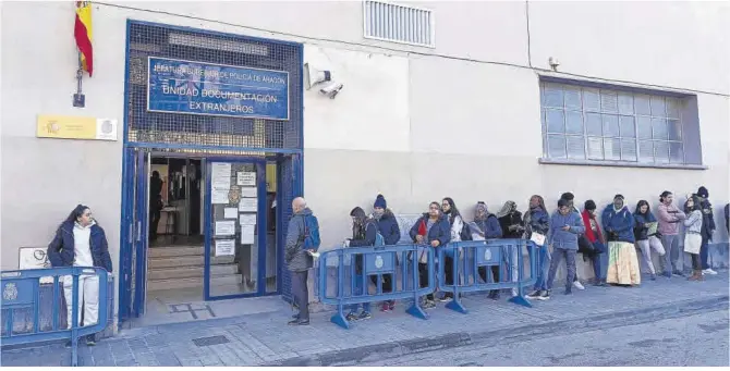  ?? Jaime Galindo ?? Un grupo de personas hace cola para poder entrar en la oficina de extranjerí­a de Zaragoza.