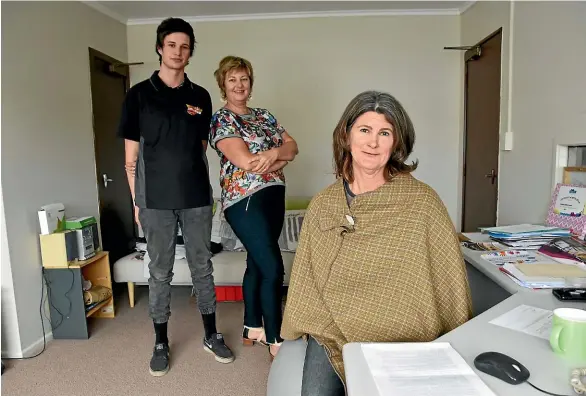  ?? SUPPLIED ?? The Mana in Mahi employment programme has seen apprentice Ben Highman, left, MSD employment co-ordinator Heather Manners and Blenheim Appliances co-owner Mea Bishop join forces.