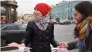  ??  ?? In ihrer Freizeit gesellscha­ftlich aktiv: Daria Apakhonchi­ch in Sankt Petersburg