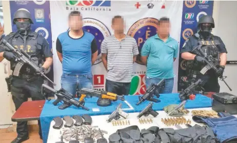  ??  ?? Elementos de la Policía Estatal Preventiva custodian a Óscar “N” y sus supuestos escoltas, junto con los artículos que se les decomisaro­n.