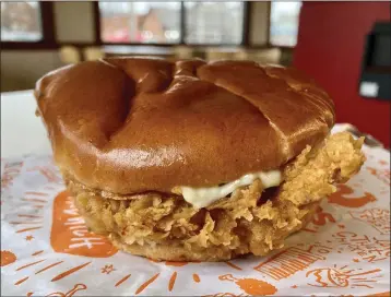  ?? PHOTOS BY YADI RODRIGUEZ — THE PLAIN DEALER ?? There is no denying the spice or the crunch of the coating on Popeyes' Classic Chicken sandwich — which had the potential to be addicting.