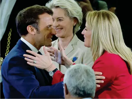  ?? (Afp) ?? Saluto Emmanuel Macron saluta la presidente del Parlamento Ue Roberta Metsola dopo il discorso di ieri. Sullo sfondo, Ursula von der Leyen