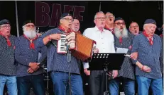  ?? FOTO: ALMUTH BECKER ?? Udo Schiefner ließ es sich beim Fest in Süchteln nicht nehmen, mit den Grefrather „Niersmatro­sen“ein paar Lieder zum Besten zu geben.