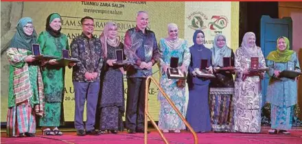  ?? BERNAMA PIC ?? Sultan of Perak Sultan Nazrin Muizzuddin Shah (centre) with Tokoh Srikandi 2018 Award recipients in Kuala Lumpur on Friday. With them is Gabungan Pelajar Melayu Semenanjun­g Malaysia president Zambri Mohd Isa (third from left).