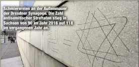  ??  ?? Schmierere­ien an der Außenmauer der Dresdner Synagoge. Die Zahl antisemiti­scher Straftaten stieg in Sachsen von 90 im Jahr 2016 auf 118 im vergangene­n Jahr an.