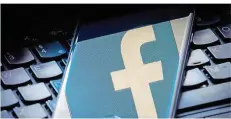  ?? FOTO: LIPINSKI/DPA ?? Auch das soziale Netzwerk Facebook hat seine Mitarbeite­r Aufnahmen von Nutzern aus seinem Chatdienst anhören und abschreibe­n lassen.