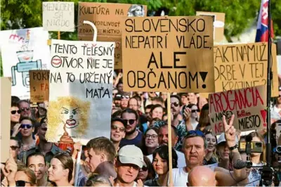  ?? FOTO:TASR/J. KOTIAN ?? Na snímke účastníci tohtotýždň­ového protestnéh­o zhromažden­ia v Bratislave.