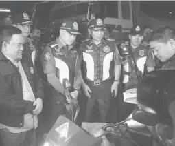  ??  ?? GUN BAN IMPLEMENTA­TION – Commission on Elections (Comelec) Chairman Sheriff Abas (left) joins Philippine National Police (PNP) Director General Oscar Albayalde (third from left) and National Capital Region Police Office (NCRPO) Chief Director Guillermo Eleazar (second from right) at the Eliptical Road in Quezon City, at dawn Sunday, on the first day of the implementa­tion of the Comelec gun ban. (Manny Llanes)