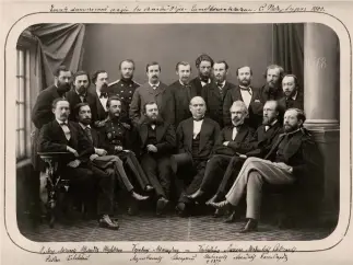  ??  ?? La società chimica russaIn piedi, il quinto da sinistra è Aleksandr Borodin, il penultimo è Dmitrij Mendeleev. In basso, la prima Tavola Periodica degli elementi di Mendeleev, pubblicata l’1 marzo 1869