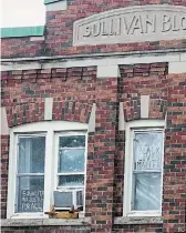  ?? BOB TYMCZYSZYN
TORSTAR ?? Black Lives Matter signs are taped to windows in a downtown St. Catharines apartment. A rally in support of social justice is scheduled to begin at noon on Saturday in Niagara Falls.