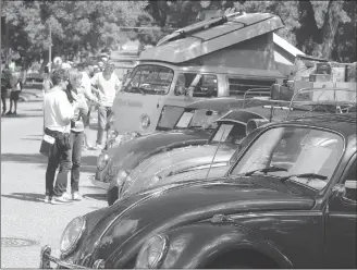  ?? Herald photo by Nick Kuhl ?? Hundreds of people strolled through Upper Victoria Park on Saturday, including those checking out a Volkswagen show and shine, during Neighbour Day in Lethbridge. @NKuhlHeral­d