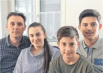  ?? FOTO: MARTINA VON QUADT ?? Plerim Muhaxheri (von links) und den Kindern Anita (16), Albert (12) und Fatjon (15) droht demnächst die Abschiebun­g.