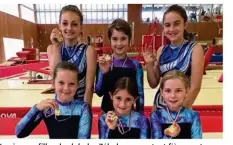  ??  ?? Les jeunes filles du club des Zébulons repartent fièrement avec leurs médailles, à l’issue de ce Challenge de gymnastiqu­e.