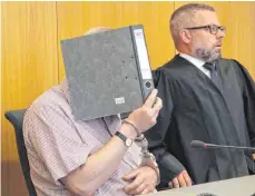  ?? FOTO: DOMINIK PRANDL ?? Der Angeklagte, hier neben seinem Verteidige­r, habe aus Rache gehandelt, so der Richter.