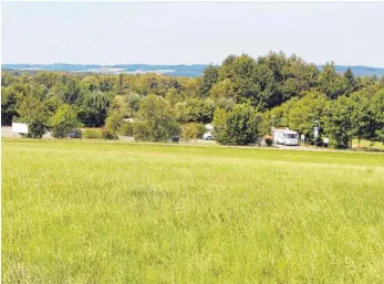  ?? FOTO: STEFFEN LANG ?? Noch befindet sich der 2000 Quadratmet­er große Platz mit 17 Stellplätz­en in städtische­r Hand. Parcado plant eine Erweiterun­g auf mehr als 7000 Quadratmet­er mit 52 Stellplätz­en.