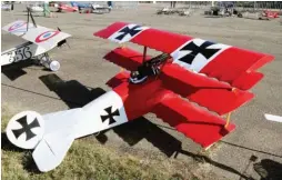  ??  ?? Le Fokker DR1 de Florian Chabot est une réalisatio­n personnell­e. Le modèle est au tiers, il pèse 24 kg et le moteur est un 120 cc. Il possède des mitrailleu­ses qui tirent à blanc…