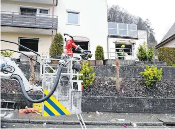  ?? FOTO: THOMAS HECKMANN ?? Die heftige Explosion riss die Fenster im Erdgeschos­s des Hauses aus den Verankerun­gen.