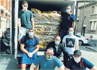  ?? Photo Rungis Rugby Club ?? Durant cette crise du Covid, de nombreux rugbymen se sont mobilisés pour livrer de la nourriture aux population­s les plus fragiles. Ici Gaël Fickou et les joueurs du Stade français ont changé des palettes de pommes de terre.