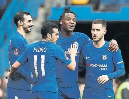  ?? FOTO: GETTY ?? Un bloque El Chelsea, con un Batshuayi en estado de gracia, ganó al Newcastle para seguir su camino en la FA Cup