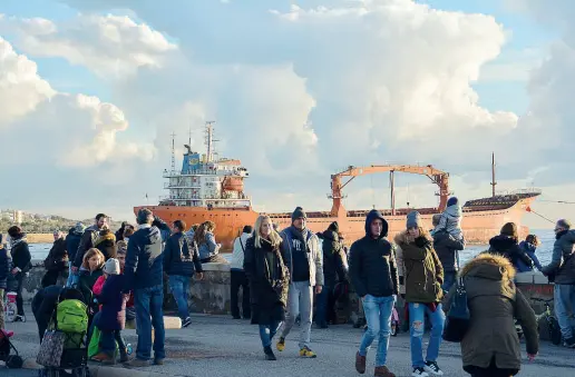  ??  ?? Il cargo all’Ardenza ieri pomeriggio con ancora decine di livornesi ai «Tre ponti» arrivati per curiosità o per una foto La bassa marea ha impedito il recupero della nave