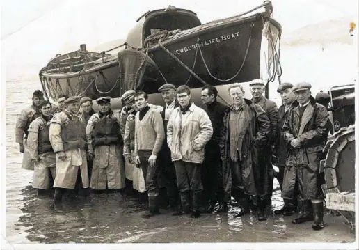  ?? Picture courtesy of Sandy Milne ?? BRAVEHEART­S: The crew of the Newburgh Lifeboat lined up on the beach for this picture from 1956.