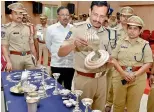  ?? DC ?? V.C. Sajjanar, Cyberabad police commission­er, displays silver articles seized from a notorious house burglar who committed a series of offences in Cyberabad and Rachakonda. —