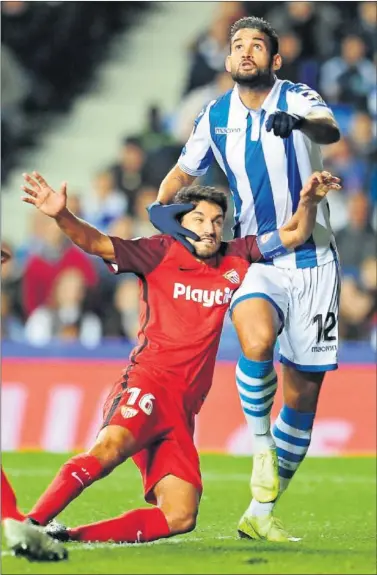  ??  ?? POR ARRIBA. Willian José espera un balón aéreo mientras agarra por la cabeza a Navas.