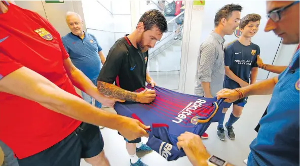  ?? — MIGUEL RUIZ ?? FC Barcelona’s Lionel Messi met Duncan Bates, the 14-year-old grandson of the late Ian Moore Wilson, who was killed earlier this month during the terrorist attack in Barcelona, Spain, after the team had heard of the family’s plight.