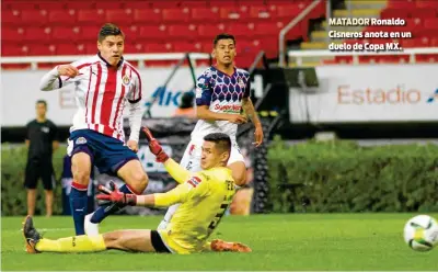  ??  ?? MATADOR Ronaldo Cisneros anota en un duelo de Copa MX.