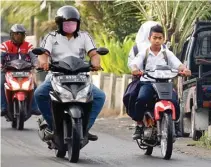  ?? BOY SLAMET/JAWA POS ?? JANGAN DICONTOH: Dua siswa SMP berkendara tanpa helm dan pelat nopol.
