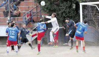  ??  ?? Se jugaron varios partidos de preparació­n en la liga de los Veteranos Supermaste­r.