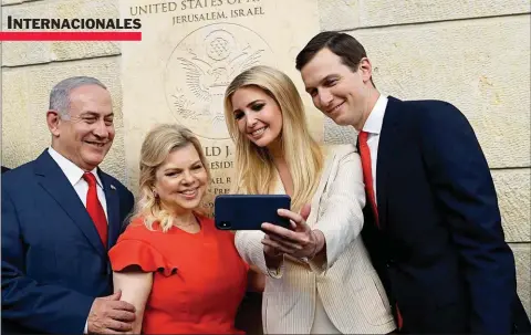  ??  ?? FOTO. Netanyahu, su esposa Sara, Ivanka y su esposo Jared. Selfie frenta a la embajada de Estados Unidos en Jerusalén.