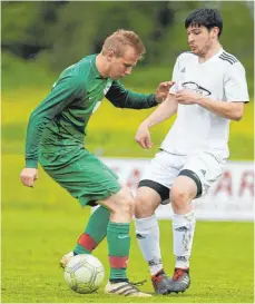  ?? FOTO: VOLKER STROHMAIER ?? Der SV Baltringen, hier mit Fabian Bogenriede­r (links), hofft im Derby gegen Laupheim II wieder auf ein Erfolgserl­ebnis.