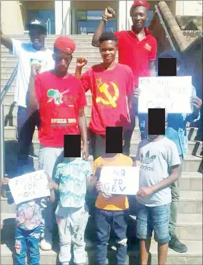  ?? (Courtesy pic) ?? The four children were pictured with some EFF Swaziland members at the High Court on Monday.