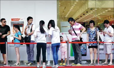  ?? PROVIDED TO CHINA DAILY ?? Customers line up at an outlet of China United Telecommun­ications Corp in Guangzhou, capital of Guangdong province.