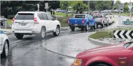  ?? PHOTO: KERRIE WATERWORTH ?? Roundabout to nowhere . . . Traffic trying to get out of Wanaka at a standstill at the Ardmore St roundabout.