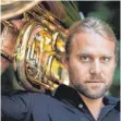  ?? FOTO: VON STERI ?? Andreas Hofmeir – ein außergewöh­nlicher Musiker ist mit einem gewöhnungs­bedürftige­n Instrument