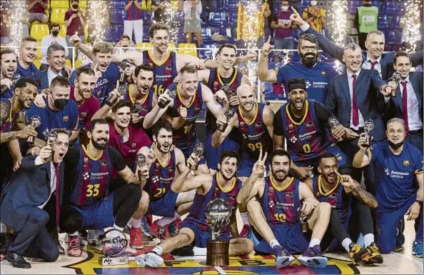  ?? FOTO: PERE PUNTÍ ?? Jugadores, técnicos y staff del Barça, celebrando el título de Liga Endesa, colofón a una sensaciona­l temporada en la que el equipo ha llegado a todas las finales