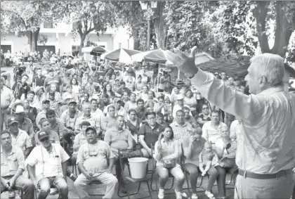  ?? Foto La Jornada ?? Andrés Manuel López Obrador continuó ayer su gira por Sinaloa