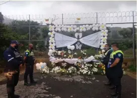  ?? FOTO CORTESÍA ?? Los oficiales guardaron un minuto de silencio en honor al niño.