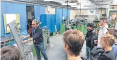  ?? FOTO: REALSCHULE ?? Winfried Griesmann (Ausbildung­srichtung Technik) erklärt den Realschüle­rn die Pneumatik.