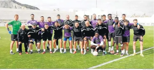  ?? PACO GUERRERO ?? Los jugadores de la Balona se conjuran para derrotar al Córdoba.