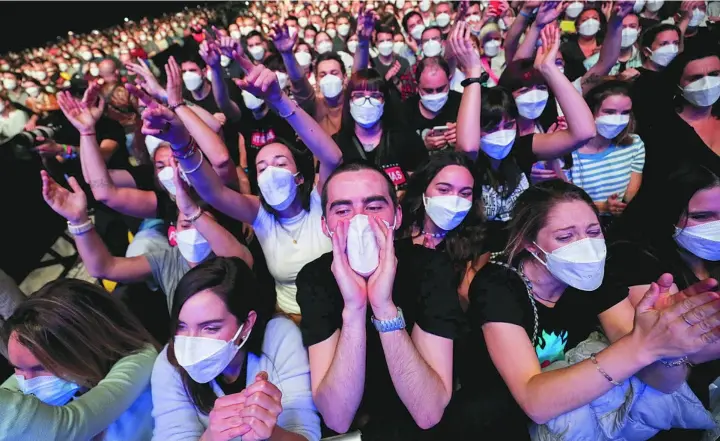  ?? REUTERS ?? Asistentes con mascarilla, pero sin distancia social, en el concierto de Love Of Lesbian en el Palau Sant Jordi