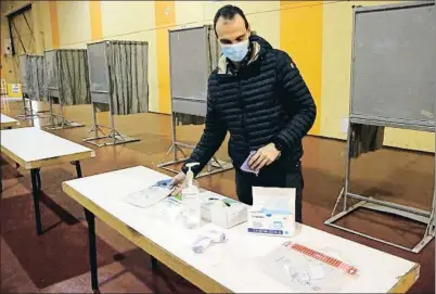  ?? ORIOL BOSCH / ACN ?? El responsabl­e de seguridad del 14-F en Mollerussa, Ramon Xinxó, con el material sanitario de las mesas