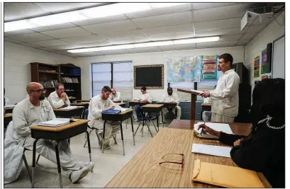  ?? Arkansas Democrat-Gazette/MITCHELL PE MASILUN ?? Luther Miller (right) goes over his notes for the exam during a class at the Department of Correction’s Wrightsvil­le Mens Unit on Wednesday.