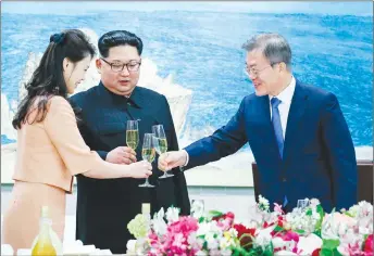  ?? AP PHOTO ?? South Korean President Moon Jae-in, right, toasts with Ri Sol Ju, wife of North Korean leader Kim Jong Un during a banquet at the border village of Panmunjom in the Demilitari­zed Zone, South Korea.