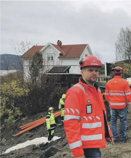  ??  ?? ÅRNES: Slik ser det ut på riksvei 36 ved Årnes etter at ras og flom har tatt med seg veibanen. Arne Kleivstaul, som erbyggeled­er ved Statens vegvesens i forgrunnen.