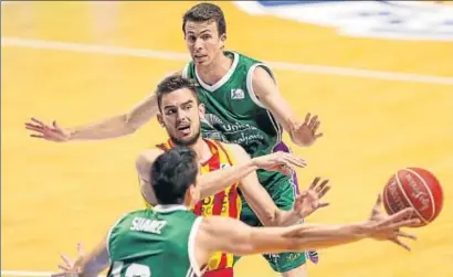  ?? JORGE ZAPATA / EFE ?? El base barcelonis­ta Satoransky intenta distribuir un balón, el pasado viernes