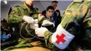  ??  ?? Военнослуж­ащие бундесвера демонстрир­уют министру обороны Аннегрет Крамп -Карренбауэ­р умение оказывать медпомощь