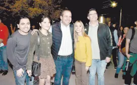 ?? ?? l El alcalde Antonio Astiazarán Gutiérrez con jóvenes estudiante­s del Instituto Tecnológic­o de Hermosillo.